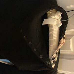 Burberry snap collar with rolled up little puffed sleeves in Black size small